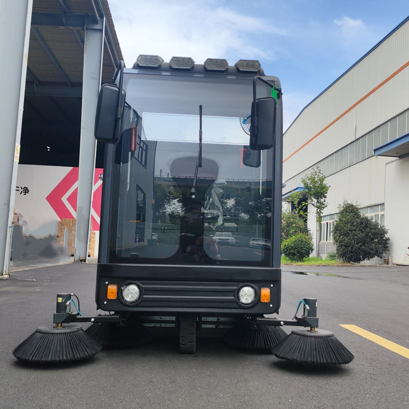 社區使用榮事達CAR200駕駛式掃地機提高保潔水平 社區使用榮事達CAR200駕駛式掃地機提高保潔水平.jpg