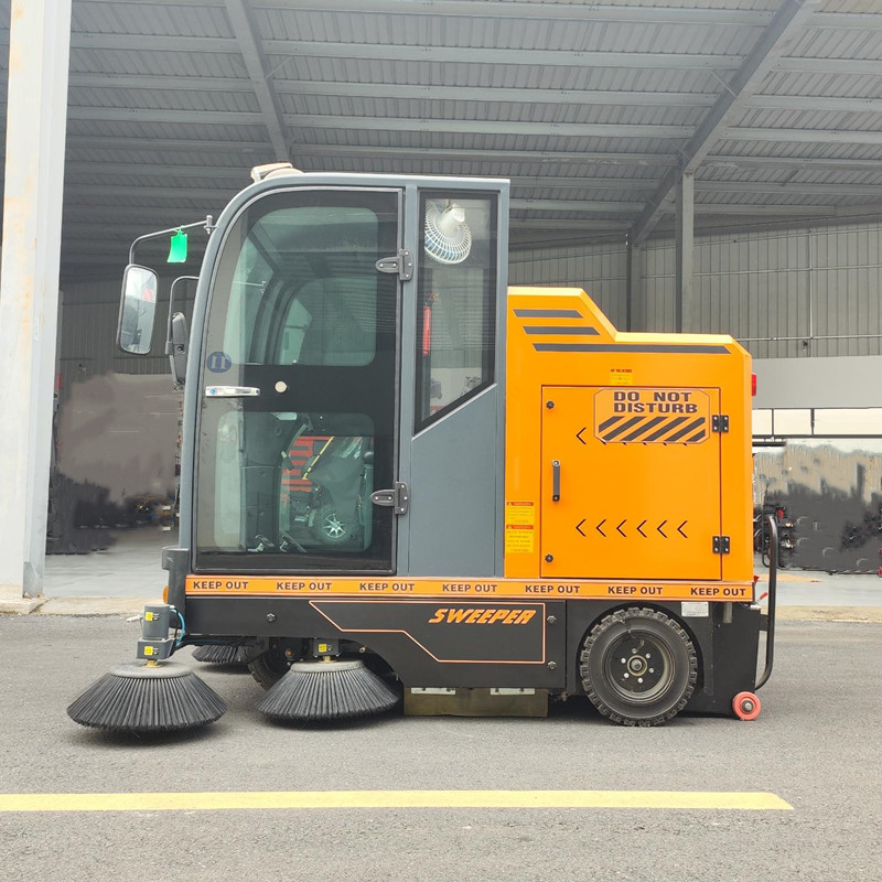 駕駛式掃地機因其高效在工廠環(huán)境中廣泛應用 駕駛式掃地機因其高效在工廠環(huán)境中廣泛應用.jpg